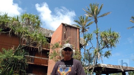 Průvodce Bob bývalým resortem Coco Palms
