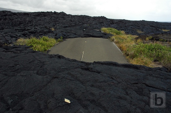 Chain of Craters Road - láva přes silnici
