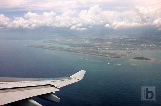 Pohled na letiště Honolulu po startu z RWY8R