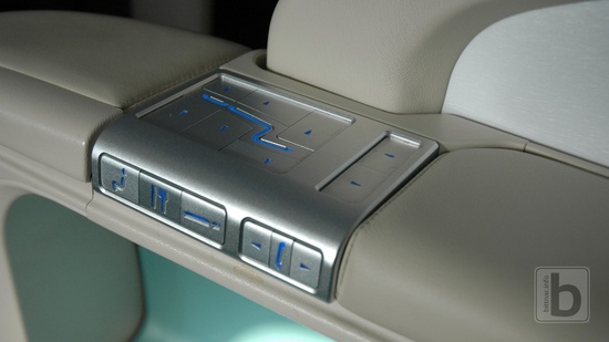 Ovládání polohování sedačky, First Class, A380 (let ICN-FRA)