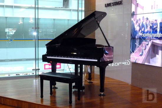 'Samohrající' klavír, letiště Incheon