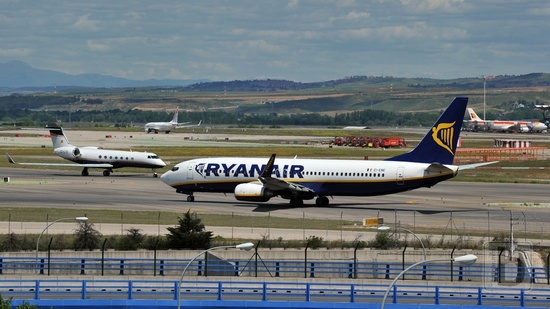 Boeing B737 (EI-ENE) Ryanair, Cessna G550 (EC-LYO) private - spotting v Madridu