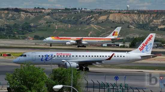 Embraer ERJ-195 (EC-LIN) AirEurope, Airbus A340 (EC-HGV) Iberia - spotting v Madridu