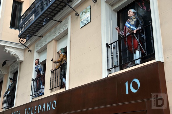 Madrid, sochy na balkónech (Paseo del Prado)