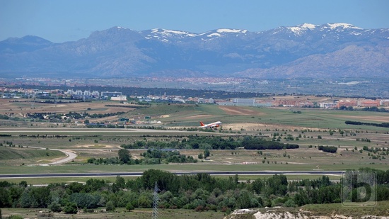 Madrid, startující EasyJet s horami v pozadí