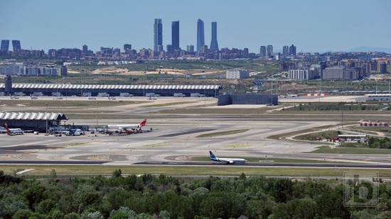 Madrid, pohled na letiště a město z náhorní plošiny