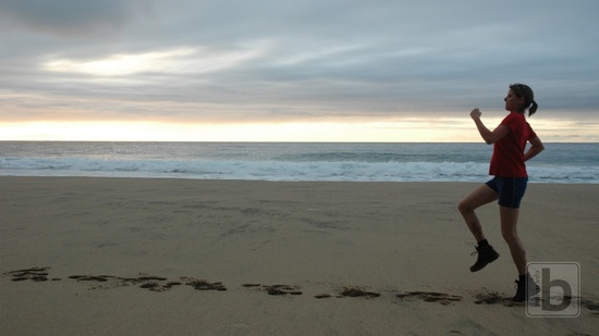 Eva alias Jack Sparrow běžící po sousedící Kalalau Beach