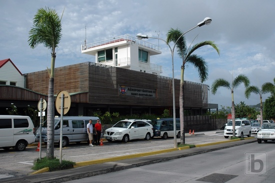 SBH Airport Terminal z ulice
