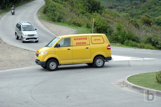 DHL na kruhovém objezdu