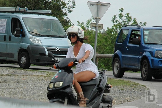 Skutr na kruhovém objezdu :)