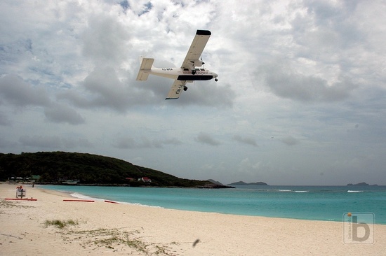 Britten-Norman BN-2A Islander (PJ-WEA) po startu