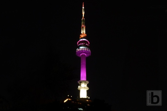 N Seoul Tower v noci