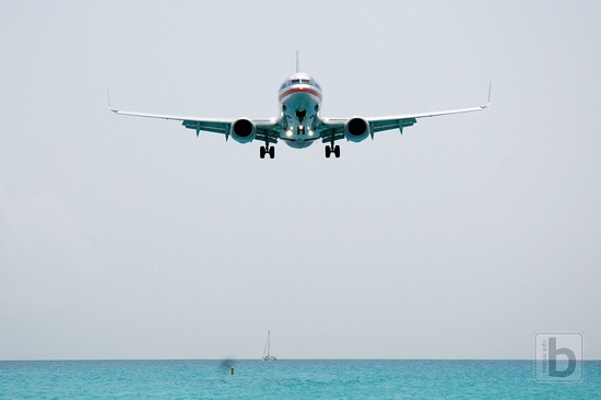American Airlines landing (SXM)