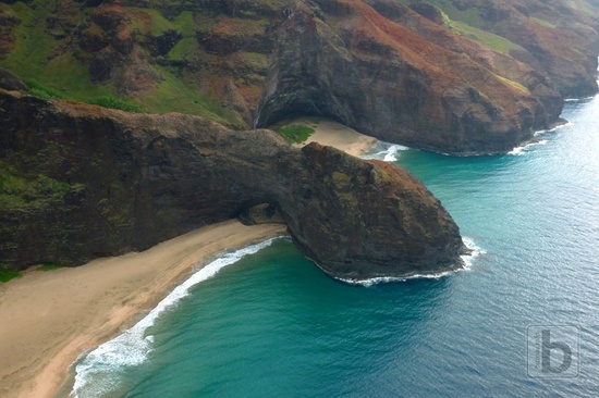 Pláž Honopu Beach z vrtulníku
