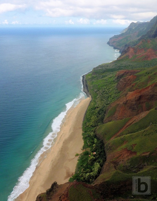 Pláž Kalalau Beach a pobřeží Na Pali Coast z vrtulníku