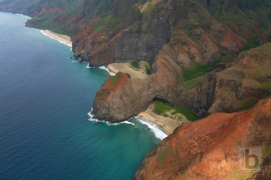 Pláž Kalalau a Honopu Beach z vrtulníku