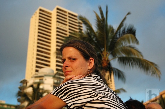 Eva čeká na vystoupení tanenčnic, Waikiki Beach