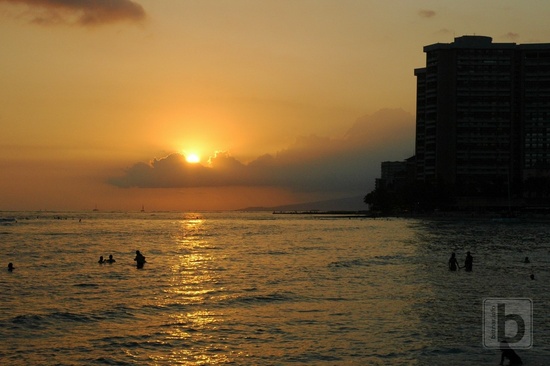 Poslední západ slunce, Waikiki Beach