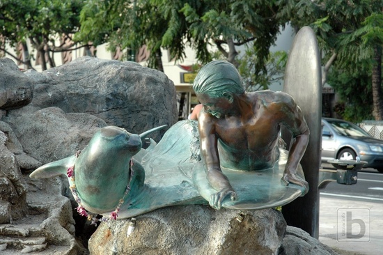 Skulptura souznění lachtana a surfisty