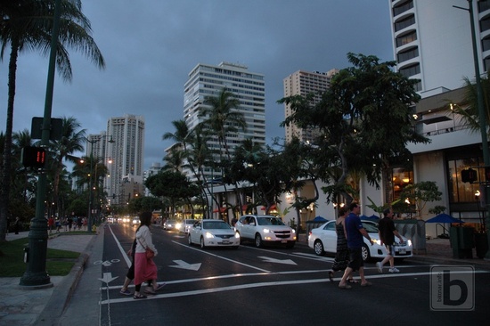Začínající noc, Waikiki Beach